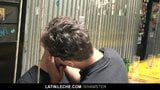 Latinleche-ragazzo carino spompina un bel sconosciuto al bar gay snapshot 4