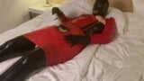 Masturbation et pipe en latex noir et rouge snapshot 17