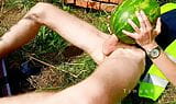 Hetero-Bauarbeiter hat auf einer Baustelle eine Wassermelone gefickt snapshot 14