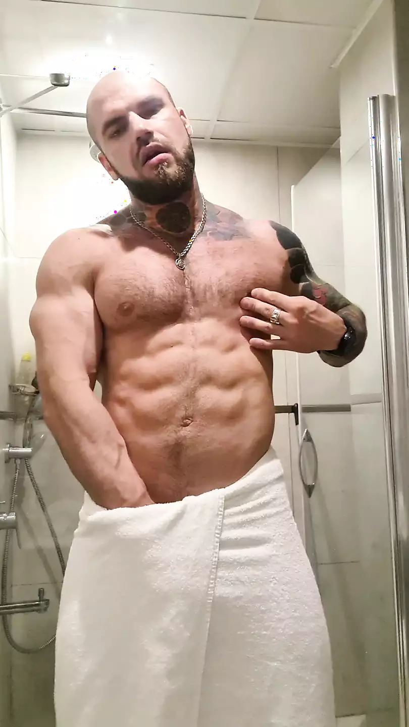 I got excited while training in the gym and jerked off right in the shower