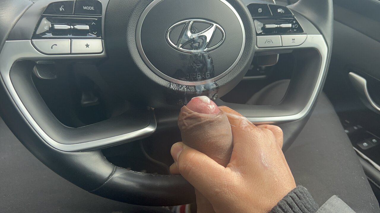 Masturbasi di depan umum di mobil setelah kencing di semak-semak | xHamster