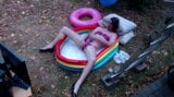 Femeie în aer liber Wam Sissy Gurl în micro bikini roz din pvc unsă și udă în apă lăptoasă se joacă cu ea fără spermă snapshot 16