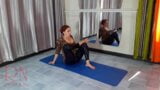 Regina noir。穿着性感紧身衣和乳胶紧身裤的瑜伽正在健身房里做瑜伽。 1 snapshot 6