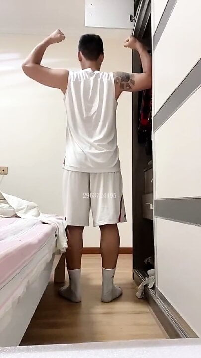 chinese baskerball player solo white sock