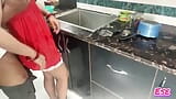 La madrastra lavaba los platos en la cocina y el hijastro vino e insertó su pene en su coño por detrás. snapshot 7