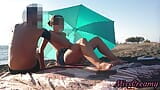 Muschi blitzt am öffentlichen Strand, Squirten und intensiver Orgasmus vor allen – MissCreamy snapshot 14