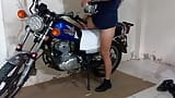 il meccanico moto mi dà lezioni su come fare sesso in bici e poi scopare in piedi. snapshot 5