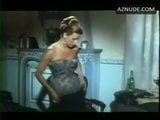 Senta Berger membuka pakaian kepada bustier dan stoking filem 1976 snapshot 2