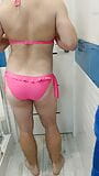 Sissy em sexy maiô rosa monokini snapshot 2