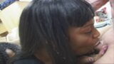 Threesome dengan dua wanita kulit hitam dengan payudara alami snapshot 15