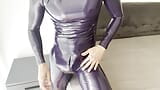 Toucher fétiche - fétiche amateur en latex dans une combinaison en caoutchouc moulant et masque - masturbation maison en solo snapshot 9