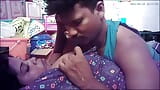 Indická vesnická manželka v domácnosti se líbá s velkými přírodními prsy snapshot 6
