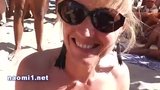 Naomi chupa un extraño en la playa pública snapshot 9
