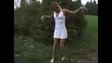 Une blonde en talons hauts pisse en plein air snapshot 1