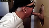 Reifer gloryhole-homosexuell lutscht schwanz zu hause bis zum abspritzen im mund snapshot 7