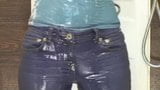 Peitos molhados sensuais, jeans e camisa enquanto toma banho snapshot 5