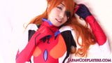 Cosplay Asuka Shikinami Langley наслаждается экшном с кримпаем snapshot 4