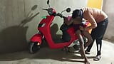 Une trans danse sur un scooter électrique chez elle et se fait enculer par son copain - danse bhojpuri - voix hindi snapshot 14