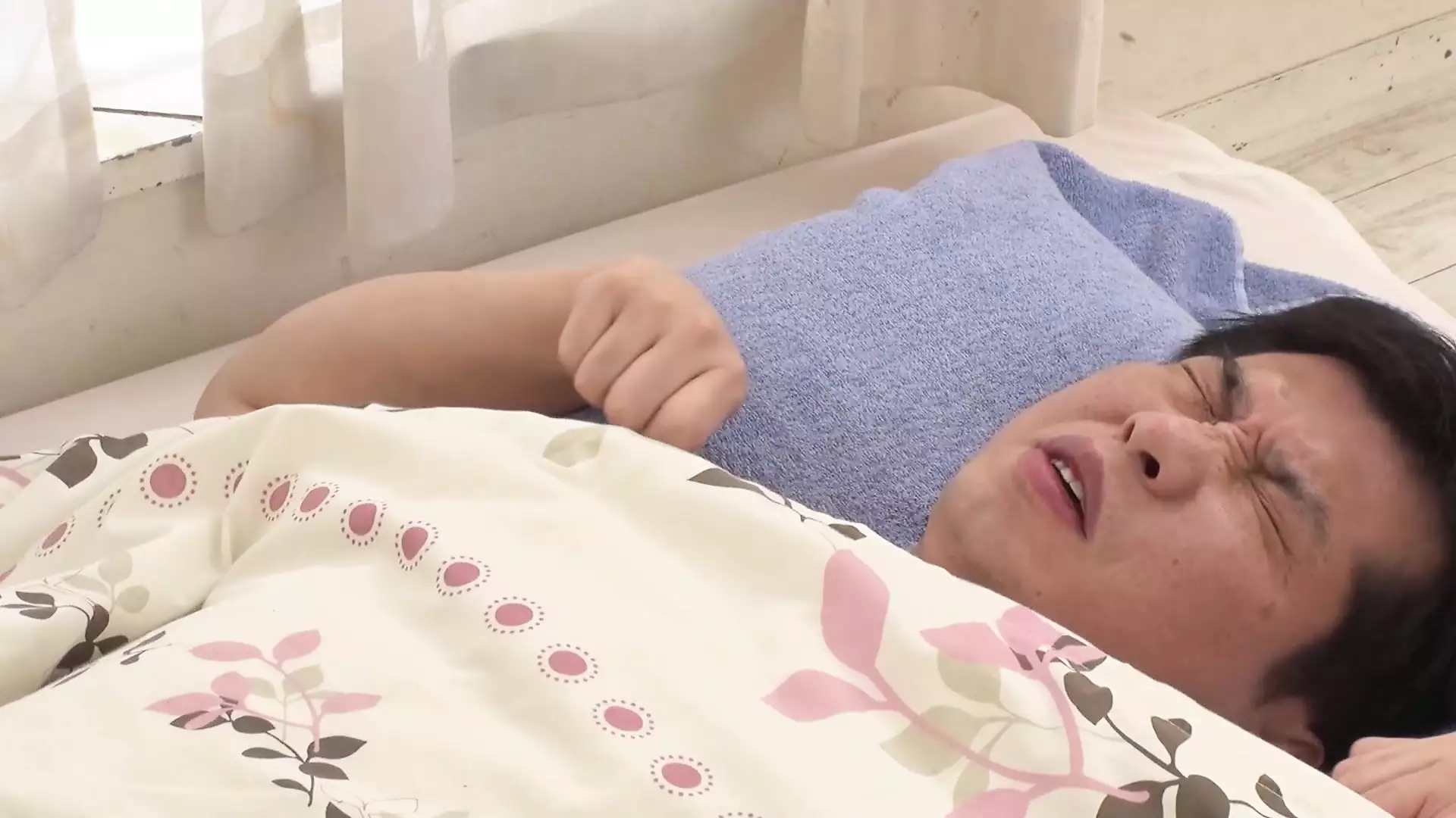Asiático japonés porno - perra se inclina para una follada dura