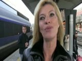 Han knullar en blond milf i ett garage snapshot 1