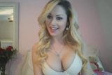 Calda ragazza in cam succhia il suo dildo come un cazzo snapshot 2