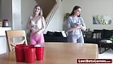 Strip-pong mit dem verlierer, der die muschi des gewinners leckt snapshot 6