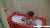 La douce Mandy aux seins naturels sous la douche en gros plan snapshot 3