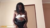 En primer plano - negra milf con gran polla blanca falsa con productor snapshot 6