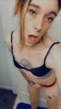 Tgirl di lingerie sexy che gioca con se stessa snapshot 2