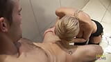 La douche devient torride une fois que la MILF blonde à gros nichons entre sous la douche dans l’espoir d’un facial snapshot 7