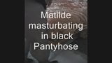 Matilde masturbándose en pantimedias negras snapshot 1