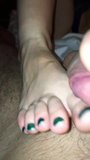 Freundin gibt heißen Barfuß-Footjob mit grün polierten Zehennägeln snapshot 5
