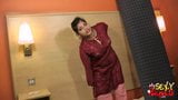 Indische teef Rupali poseert topless liggend in bed snapshot 5