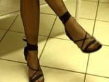 Bella bionda nello studio del dottore in calze di nylon completamente modellate snapshot 1