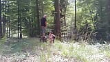 Une femme exhibitionniste boit de la pisse et prend un facial dans la forêt snapshot 1