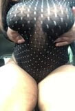 Joven ébano de Barbados mostrando grandes tetas en el coche snapshot 2