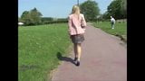 Hete blondine plaagt wandelingen op sexy hoge hakken voor je fetisj snapshot 10