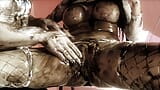 Брюнетка з великими цицьками Джоді Джеймс покривається шоколадом, щоб смоктати і трахатися snapshot 7