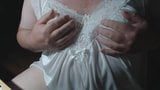 Reife Höschen-Sissy in einem neuen weißen Nachthemd und BH Teil 1 snapshot 2