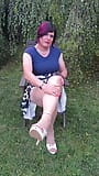 Linda senhora no jardim snapshot 9