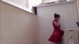 Donna castana in vestito rosso dalla gonna vola snapshot 6