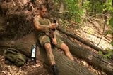 Un beau mec en forme se branle et jouit dans la forêt snapshot 1