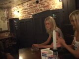 Gelukkige kerel neukt een blonde tweeling in de bar en komt klaar in hun kutjes snapshot 2