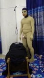 Zentai трахает себя секс-рабыней за столом snapshot 2