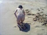 सुंदर समुद्र तट पर नग्न लड़की snapshot 4