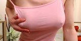 타이트한 셔츠 위에 단단한 젖꼭지를 보여주는 소녀 snapshot 1