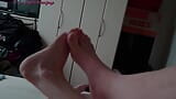 Il gioco dei piedi nudi con GILF snapshot 2
