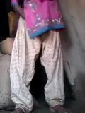 Desi น้องสาวอินเดียแต่งงานแล้วถอดสูท salwar snapshot 1