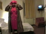 Tette di pelliccia milf si masturba completamente vestita a letto snapshot 7