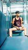 Il ragazzo teenager vuole fare sesso in treno snapshot 15